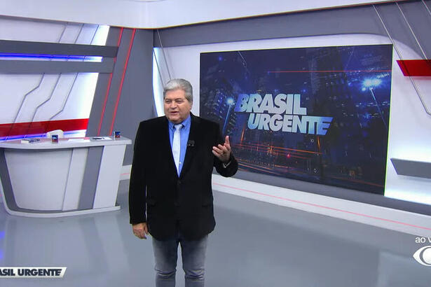 Datena levanta o braço enquanto apresenta o Brasil Urgente