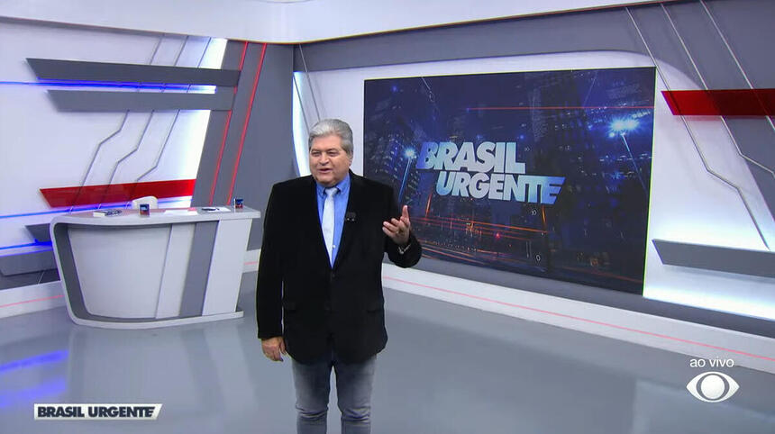 Datena levanta o braço enquanto apresenta o Brasil Urgente