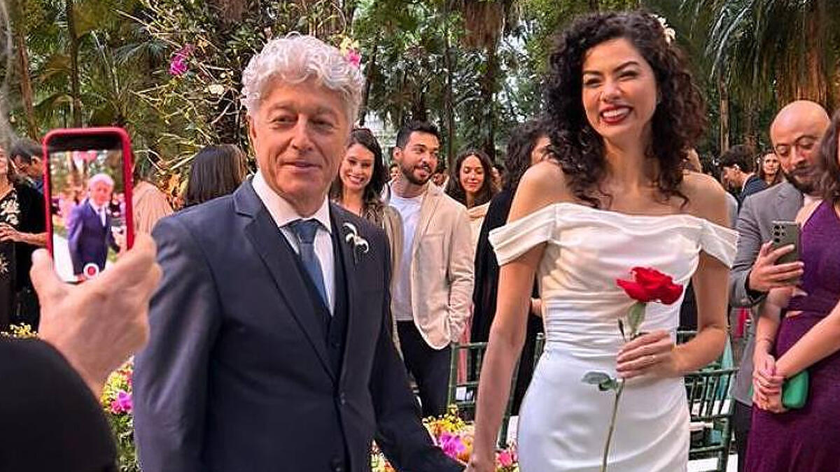 Caco Barcellos e Carla Tilley em trecho do casamento