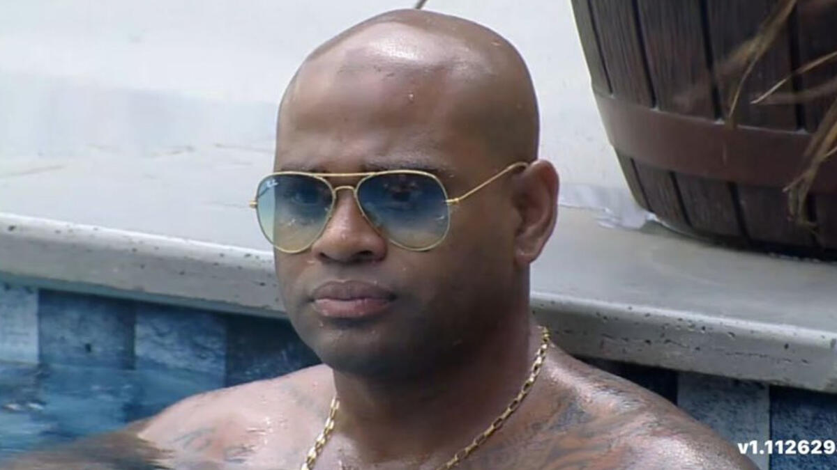 Cezar Black na piscina de A Fazenda