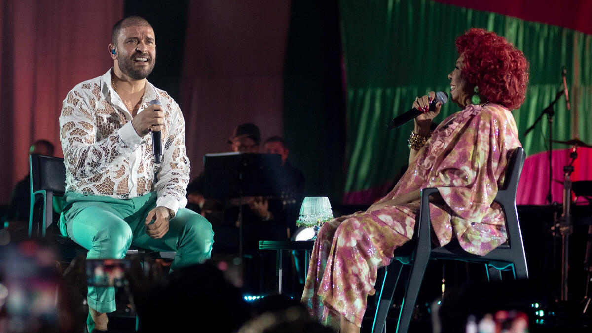 Diogo Nogueira e Alcione cantando no Som Brasil 