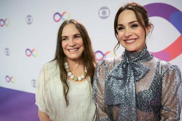 Regina Duarte ao lado de Gabriela Duarte no blue carpet durante premiação