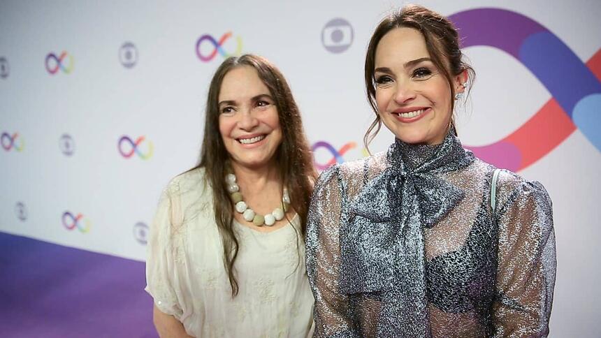 Regina Duarte ao lado de Gabriela Duarte no blue carpet durante premiação