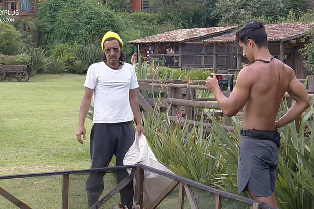 Henrique e André durante a câmera-trato na horta de A Fazenda