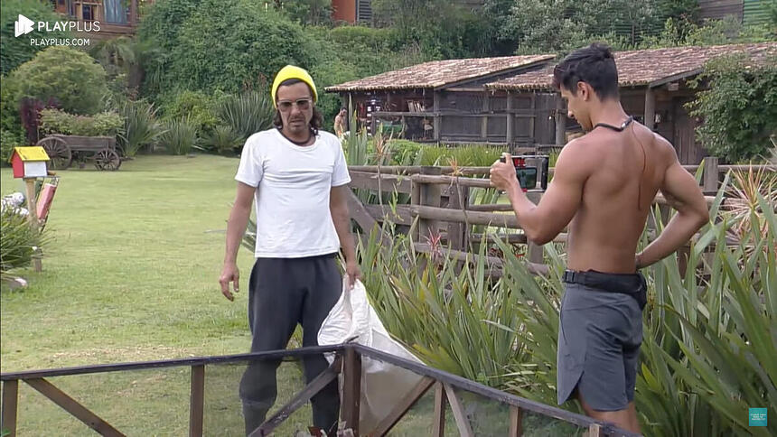 Henrique e André durante a câmera-trato na horta de A Fazenda