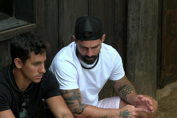 Henrique e Radamés durante conversa na galinheiro de A Fazenda