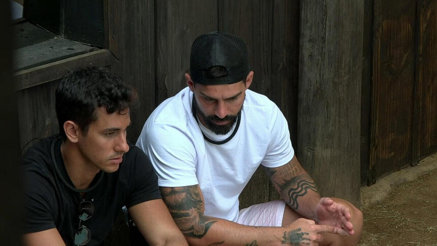 Henrique e Radamés durante conversa na galinheiro de A Fazenda