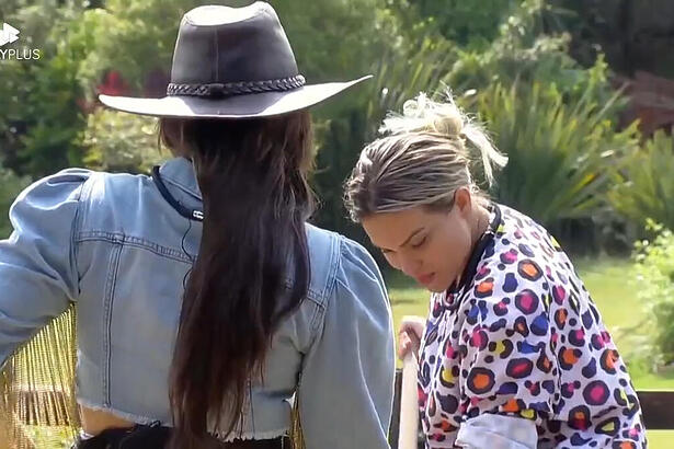 Jaquelline e Kally durante conversa em A Fazenda