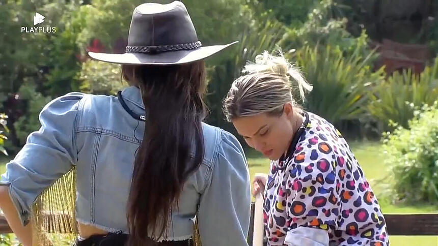 Jaquelline e Kally durante conversa em A Fazenda