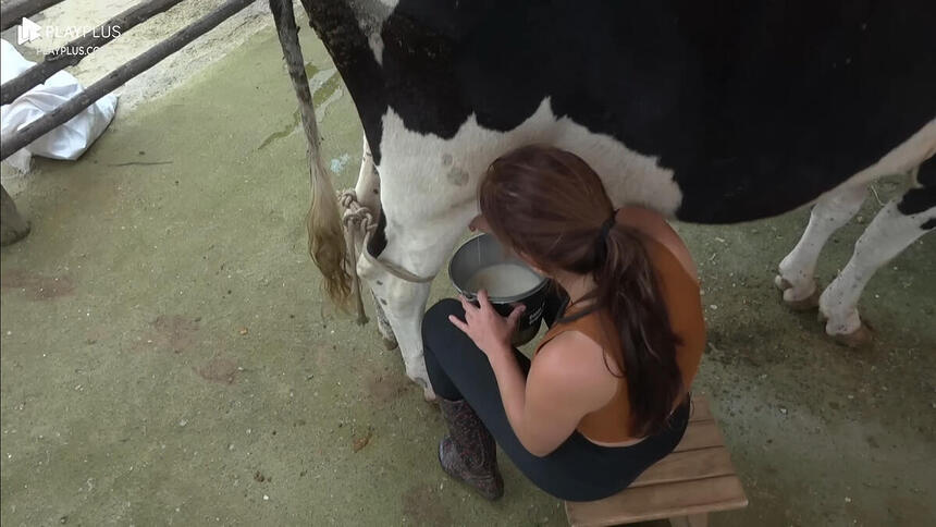 Jaquelline durante o trato da vaca em A Fazenda