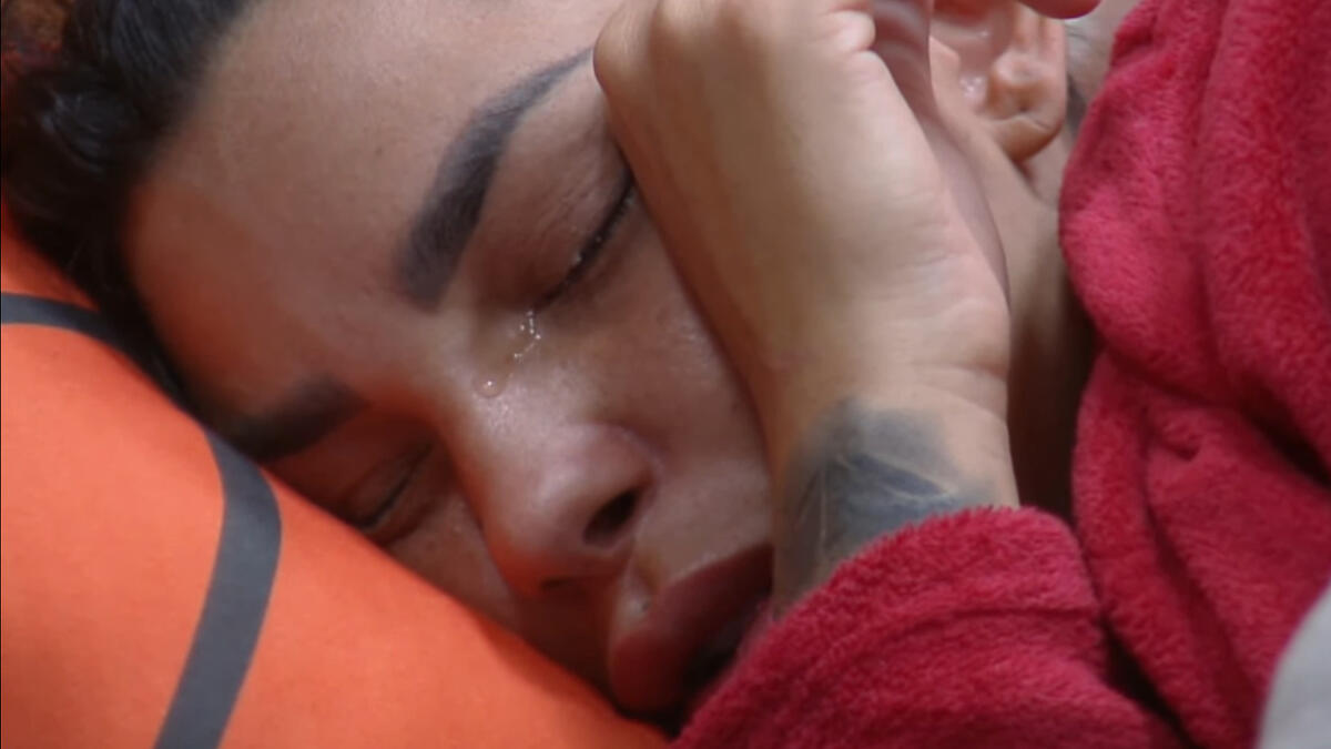 Jenny Miranda chorando na cama de A Fazenda