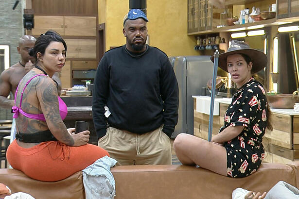 Jenny, Tonzão e Jaquelline anunciando a punição de A Fazenda