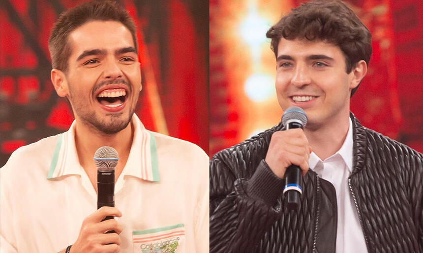 João Silva sorrindo, com a boca aberta, usando uma camisa branca folgada, segurando o microfone; Imagem 2: João Augusto Liberato de moletom preto, camisa branca, sorrindo, segurando o microfone com a mão direita durante gravação do Lip Sync, no Domingão da TV Globo