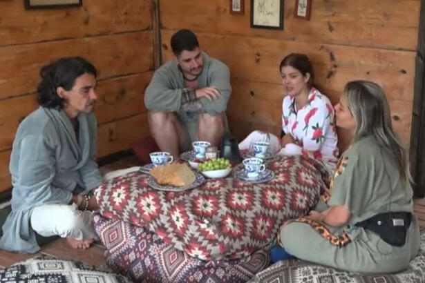 Kally, André, Lucas e Jaquelline durante cantoria em A Fazenda