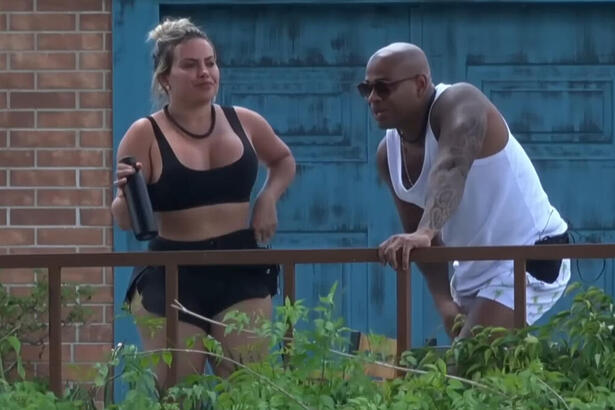 Kally Fonseca e Cezar Black durante conversa em A Fazenda