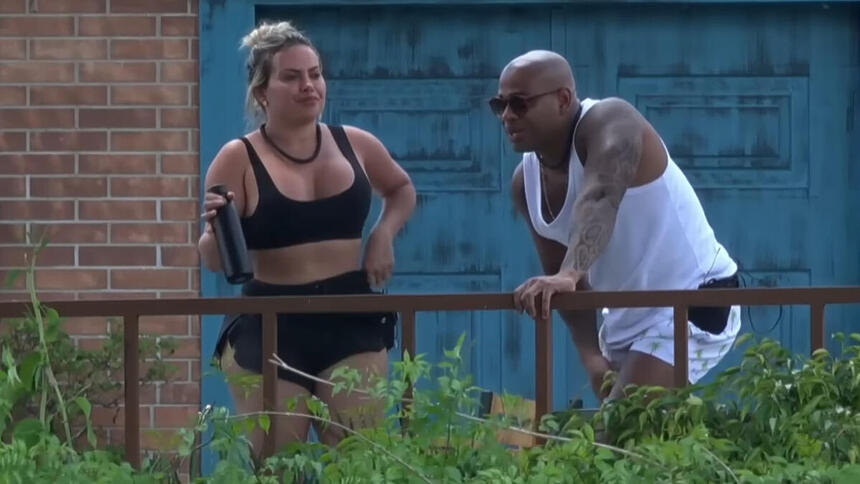 Kally Fonseca e Cezar Black durante conversa em A Fazenda