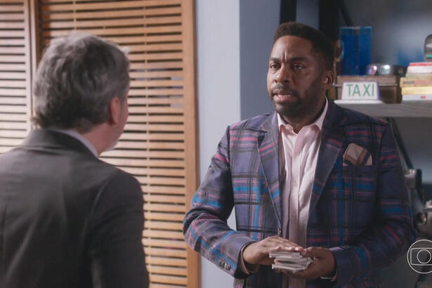 Lázaro Ramos (mario fofoca) e Cássio Gabus Mendes (roberto) em trecho da novela de Elas por Elas