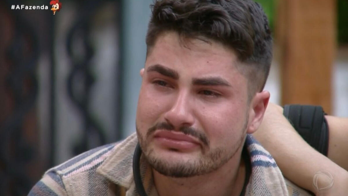 Lucas chorando após a expulsão Rachel em A Fazenda