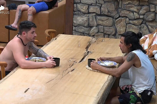 Lucas e André durante conversa na mesa de A Fazenda