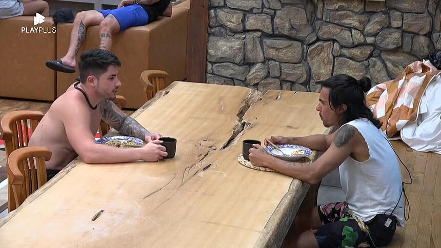 Lucas e André durante conversa na mesa de A Fazenda