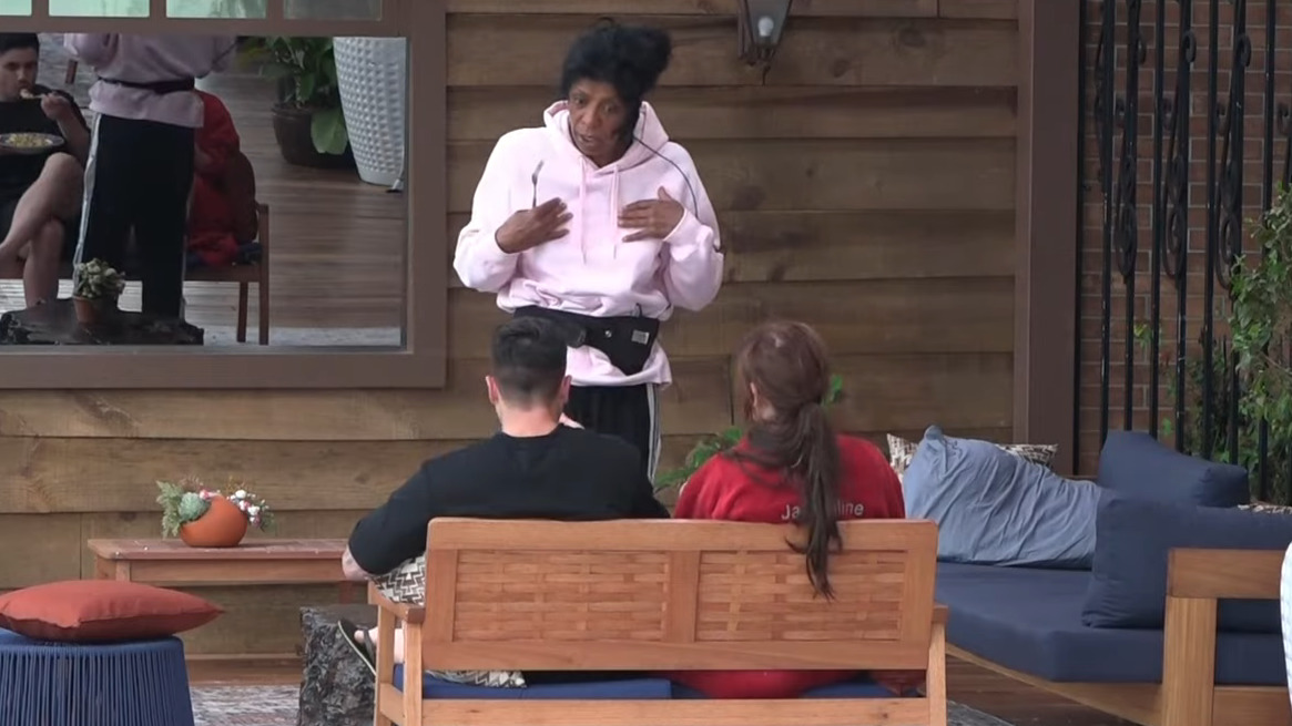 Marcia Fu, Lucas e Jaquelline durante conversa na área externa de A Fazenda