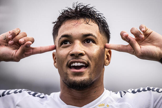 Marcos Leonardo comemorando um gol no jogo Santos x Vasco