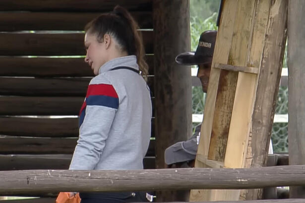 Nadja Pessoa e André Gonçalves em conversa durante o trato dos porcos em a fazenda