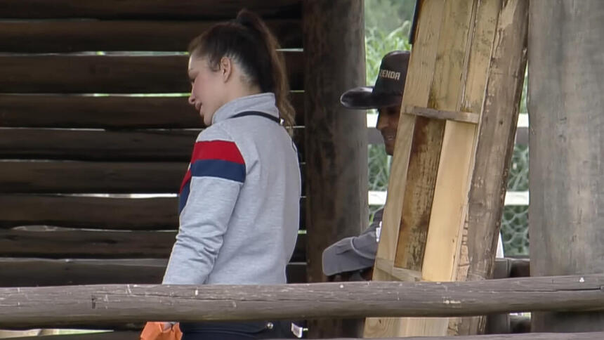 Nadja Pessoa e André Gonçalves em conversa durante o trato dos porcos em a fazenda