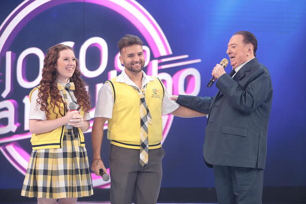 Nicholas Torres e Victoria Diniz durante o Jogo do Banquinho no Programa Raul Gil