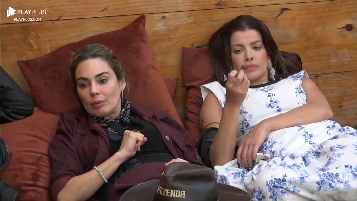 Rachel e Jaquelline durante conversa em A Fazenda