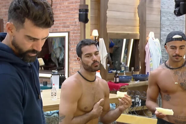 Radamés, Shay e Yuri durante conversa na cozinha de A Fazenda