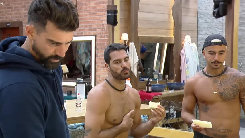 Radamés, Shay e Yuri durante conversa na cozinha de A Fazenda