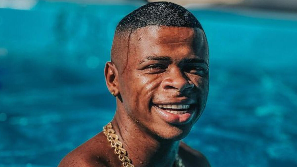 Rodrigo Amendoim em foto posada em uma piscina