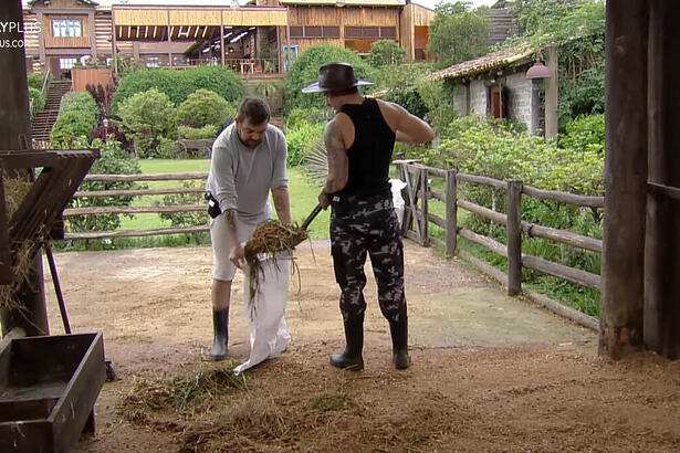 Sander e Lucas durante o trato das ovelhas em A Fazenda