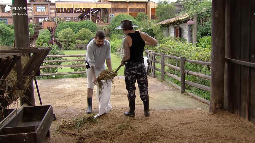 Sander e Lucas durante o trato das ovelhas em A Fazenda