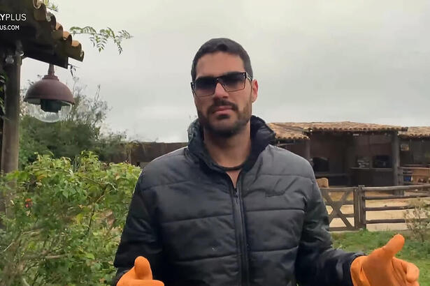 Shay durante a realização do trato dos animais em A Fazenda