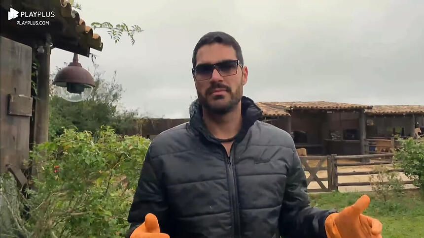 Shay durante a realização do trato dos animais em A Fazenda