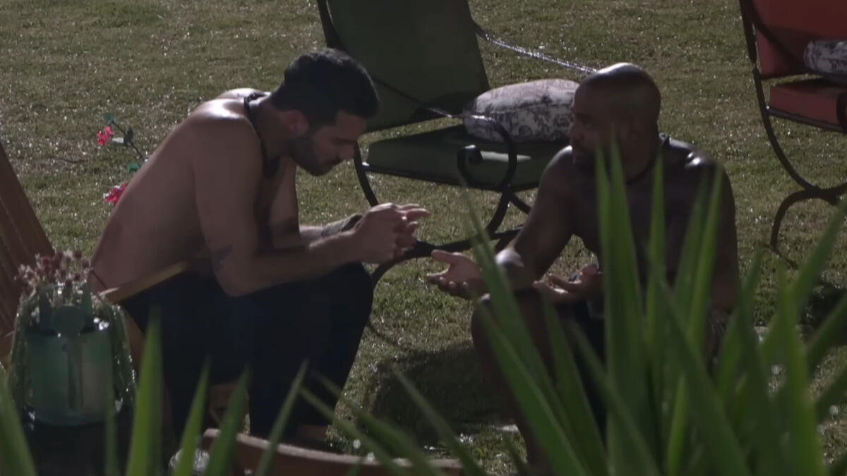 Shay e Black conversando em A Fazenda