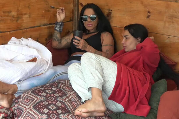 Simioni e Jenny durante conversa na casinha da árvore de A Fazenda