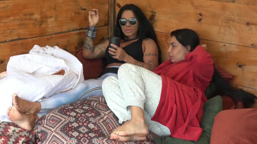 Simioni e Jenny durante conversa na casinha da árvore de A Fazenda