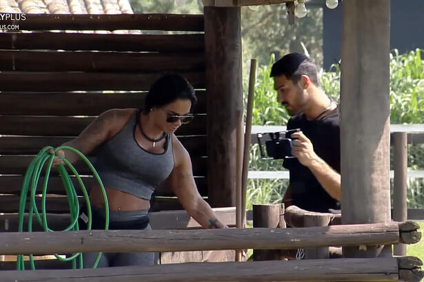 Simioni e Shay durante o cuidado dos porcos de A Fazenda