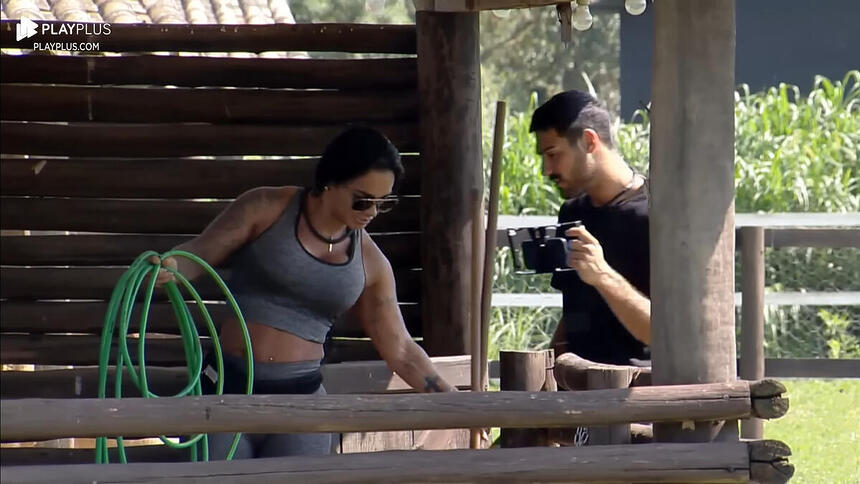 Simioni e Shay durante o cuidado dos porcos de A Fazenda