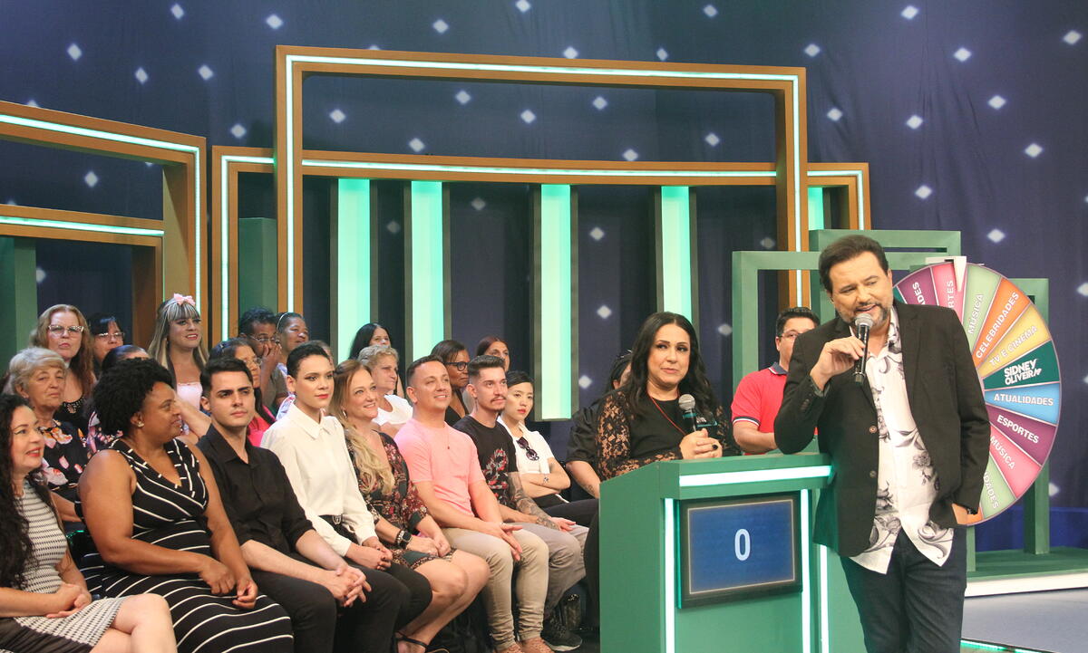 Plateia do programa da RedeTV próximo aos competidores e ao apresentador