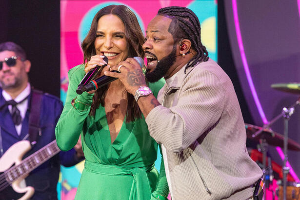 Ivete Sangalo e Xande de Pilares no palco do Pipoca