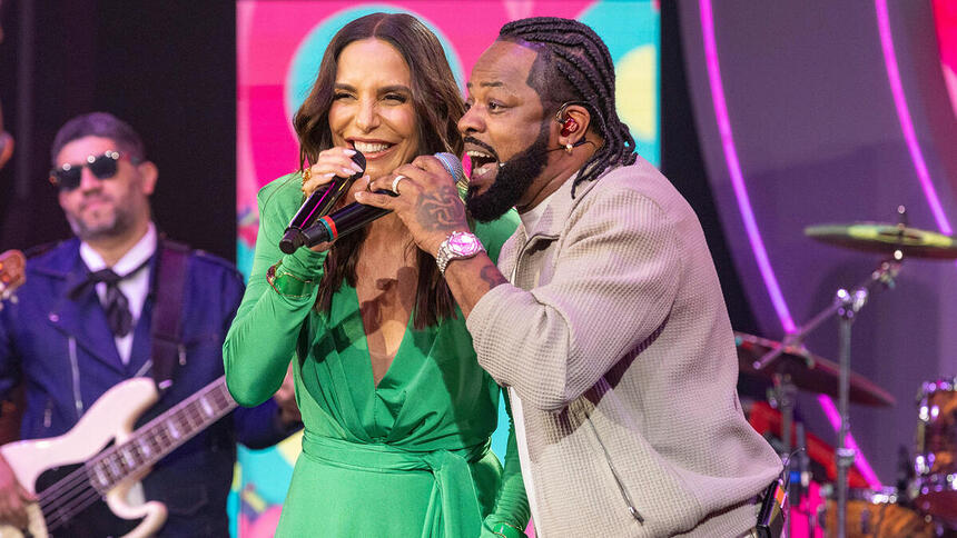 Ivete Sangalo e Xande de Pilares no palco do Pipoca