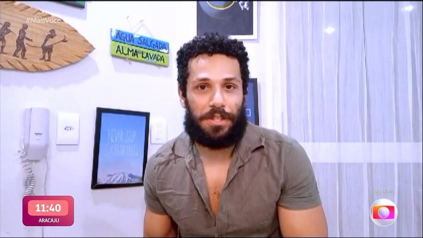 Amaury Lorenzo em sua sala, gravando vídeo enviado para o Mais Você sobre Cauã Reymond