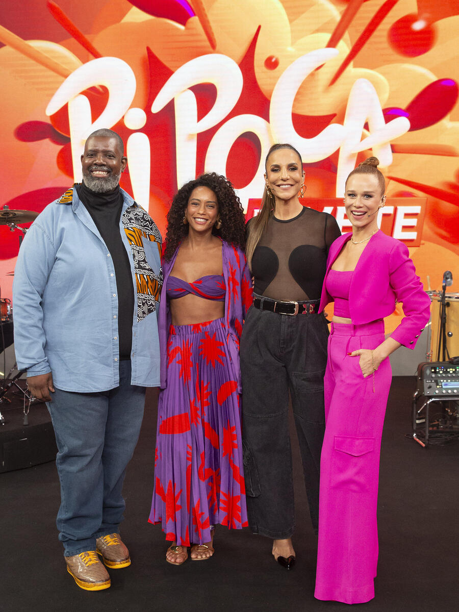 Ivete Sangalo(apresentadora), Mariana Ximenes (atriz), Taís Araújo (atriz) e Péricles(cantor) no centro do palco do Pipoca da Ivete