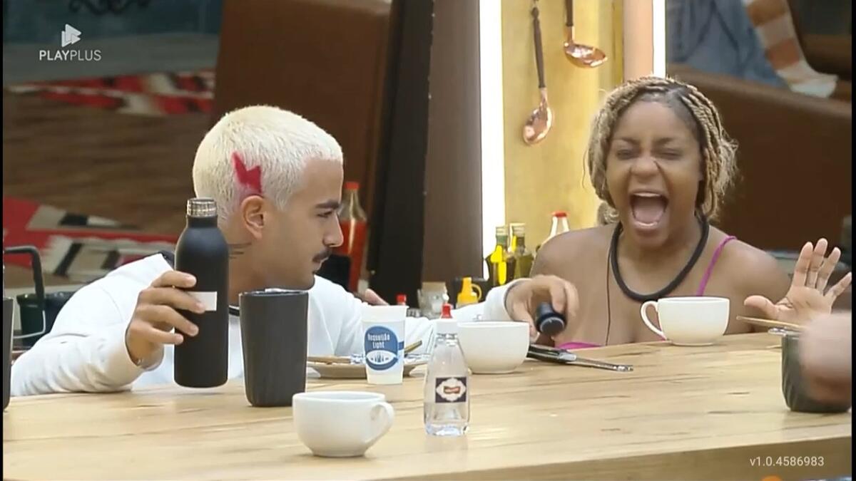 Cariúcha sorrindo enquanto conversa com Yuri na cozinha de A Fazenda 15