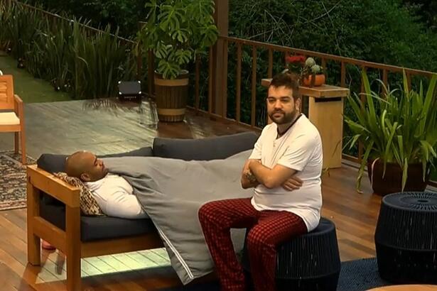 Cezar Black conversa com Sander em A Fazenda