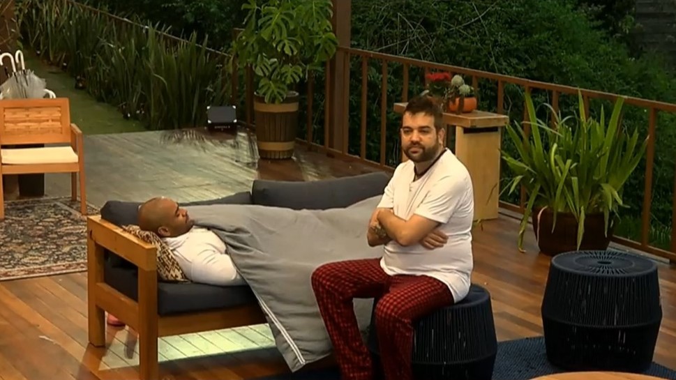 Cezar Black conversa com Sander em A Fazenda